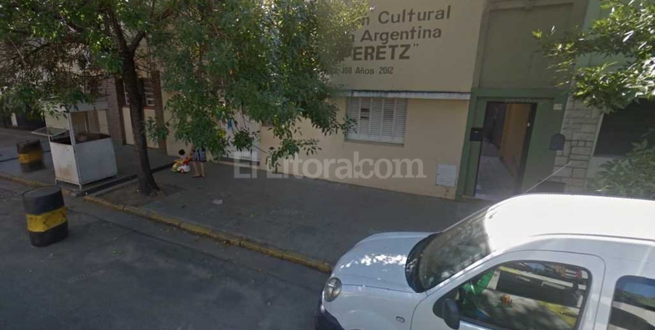 Pintaron una cruz esvástica en la puerta de I.L Peretz 