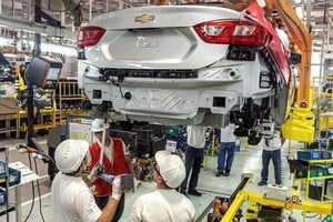 La sobreoferta global de autos preocupa a las terminales y autopartistas de Argentina y Brasil. El Litoral.