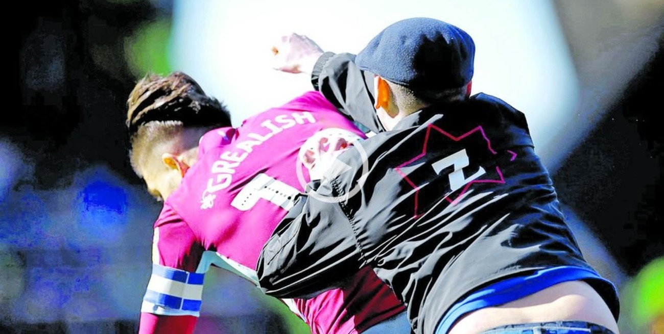 Un hincha atacó al capitán de Aston Villa en pleno partido