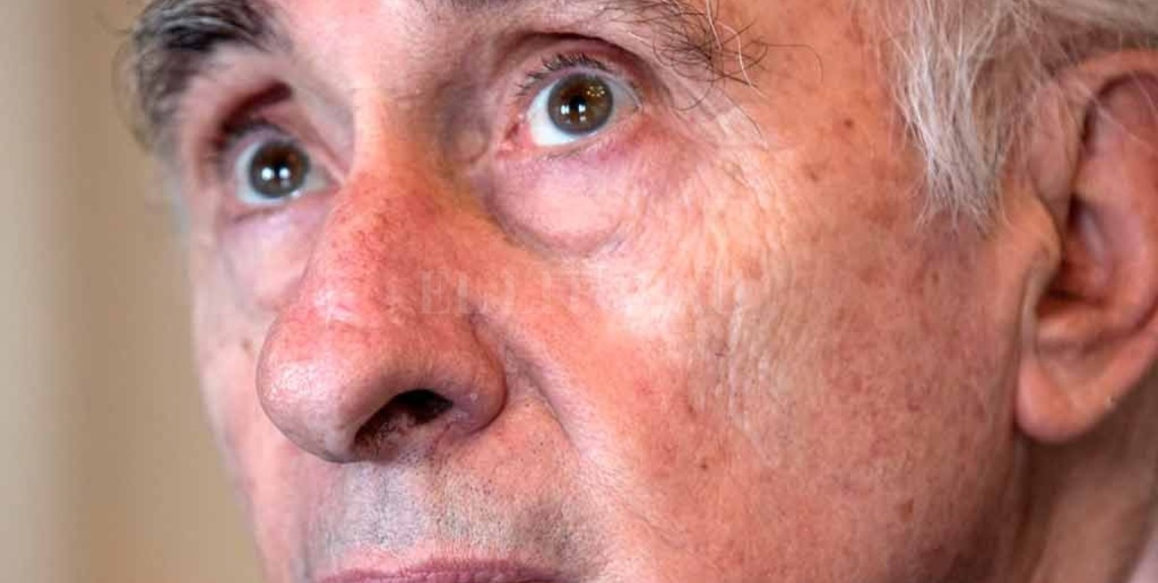 De la Rúa sigue grave: le harán una traqueotomía