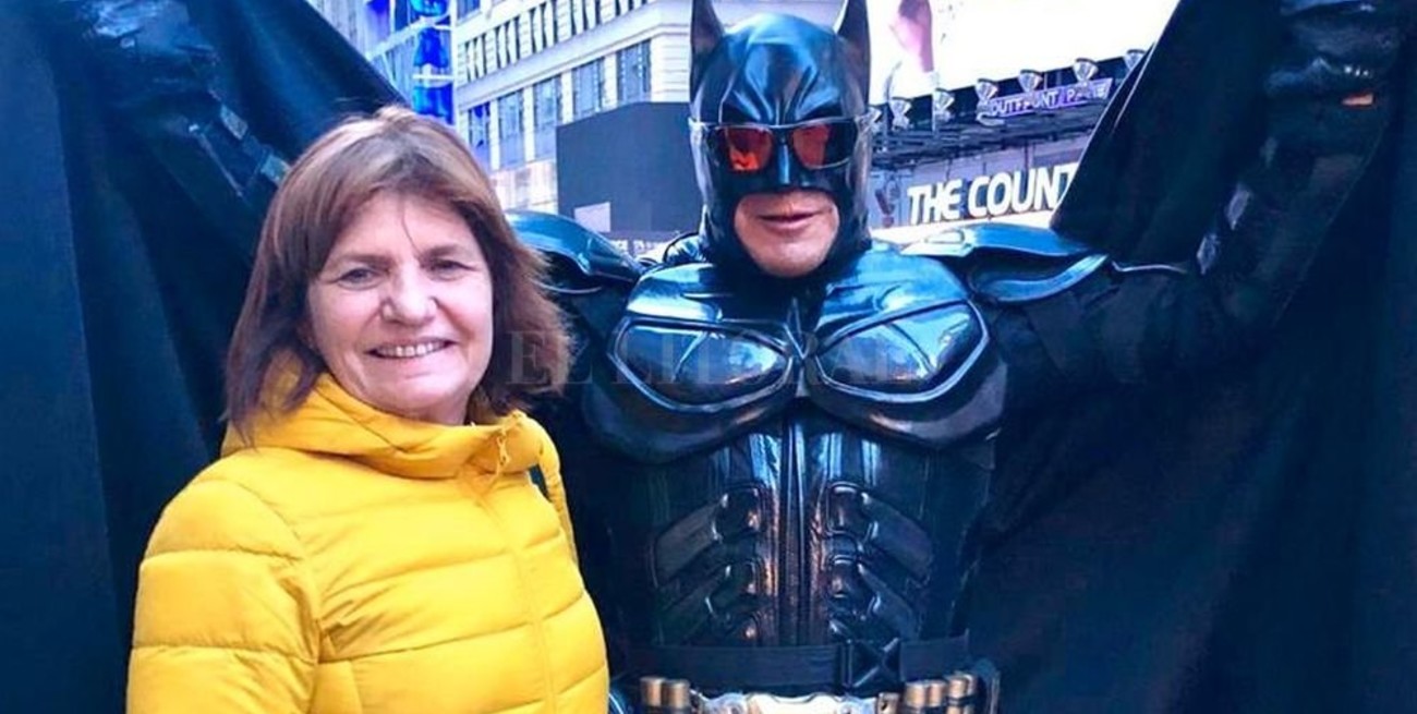 El "Batman del Times Square" recibió a Patricia Bullrich
