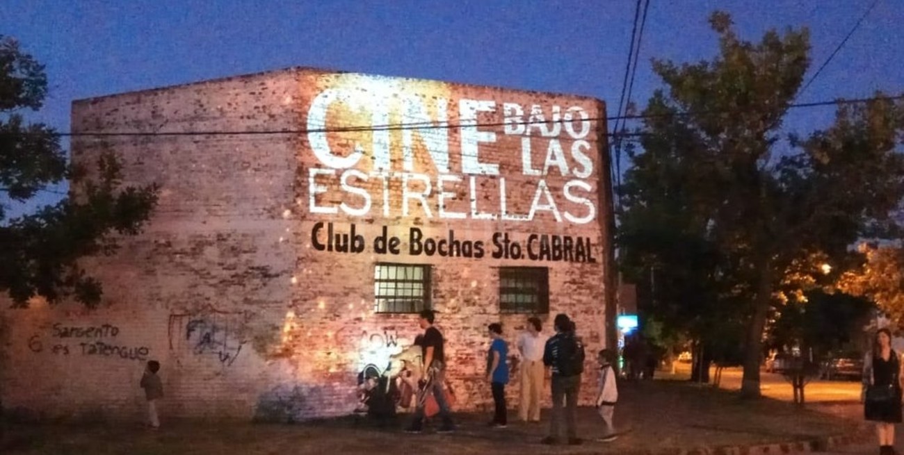 Cine gratis bajo la luna llena y un telescopio para mirarla