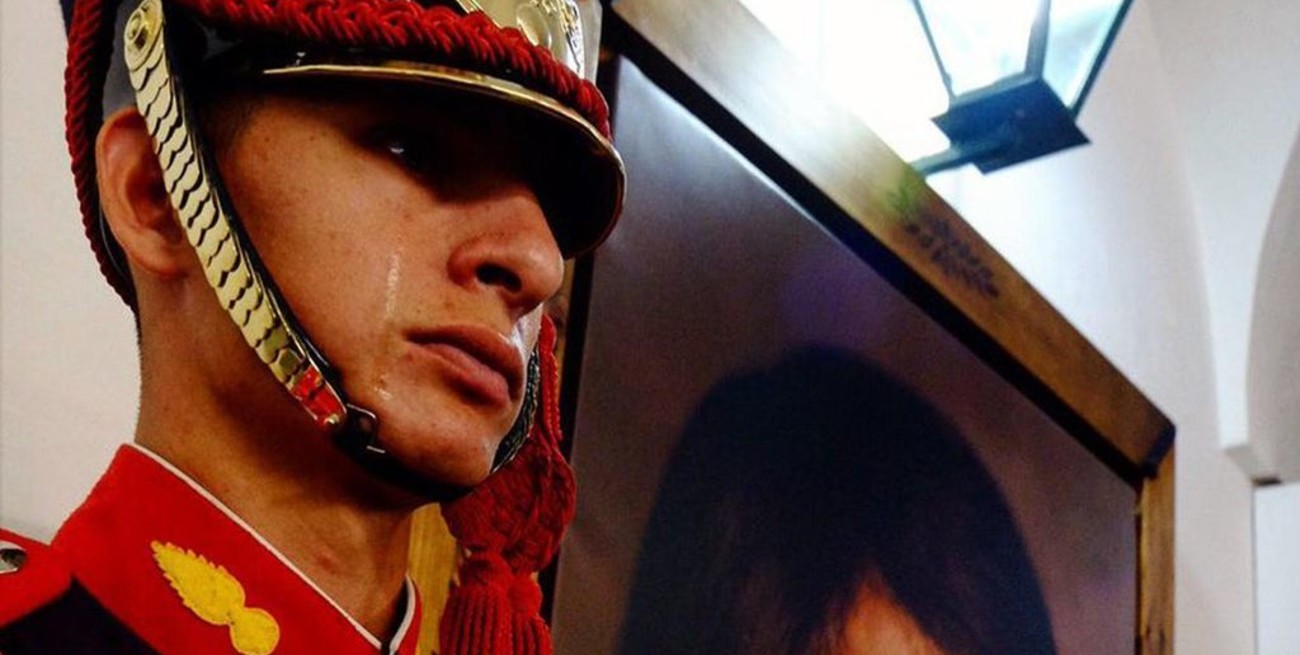 Un granadero se emocionó en un acto oficial al ver un retrato de San Martín