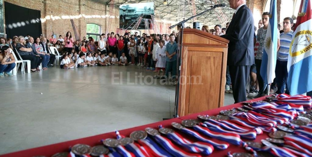 250 estudiantes santafesinos distinguidos por Bonfatti