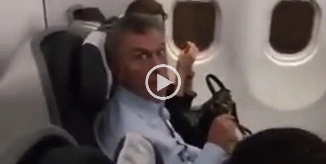 Increparon a Mauricio Macri en un avión