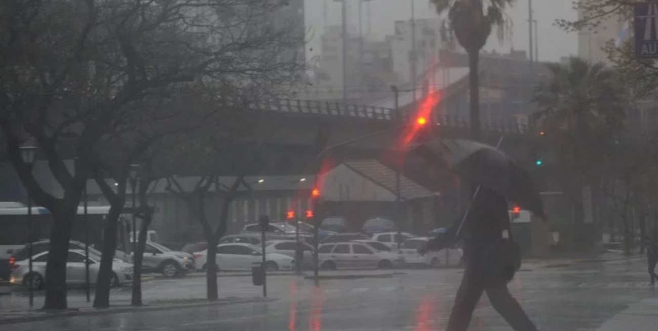 Desapareció un remisero tras ser arrastrado por la corriente en una calle inundada de Tigre