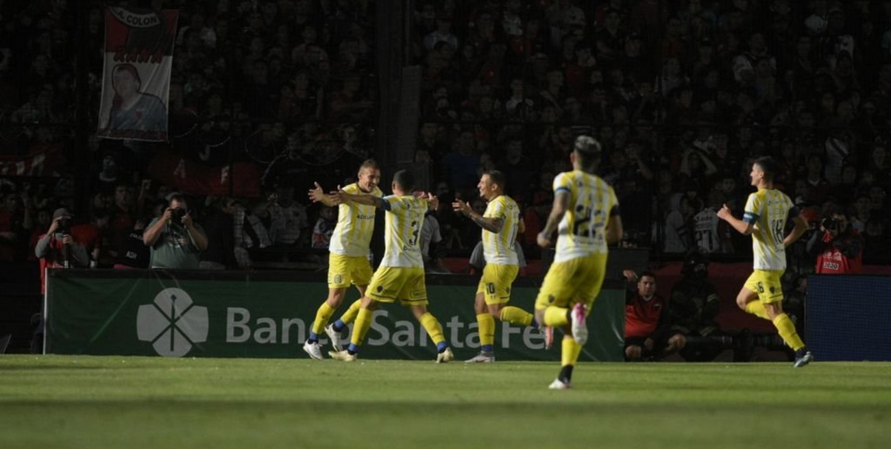 Rosario Central goleó a Colón en Santa Fe