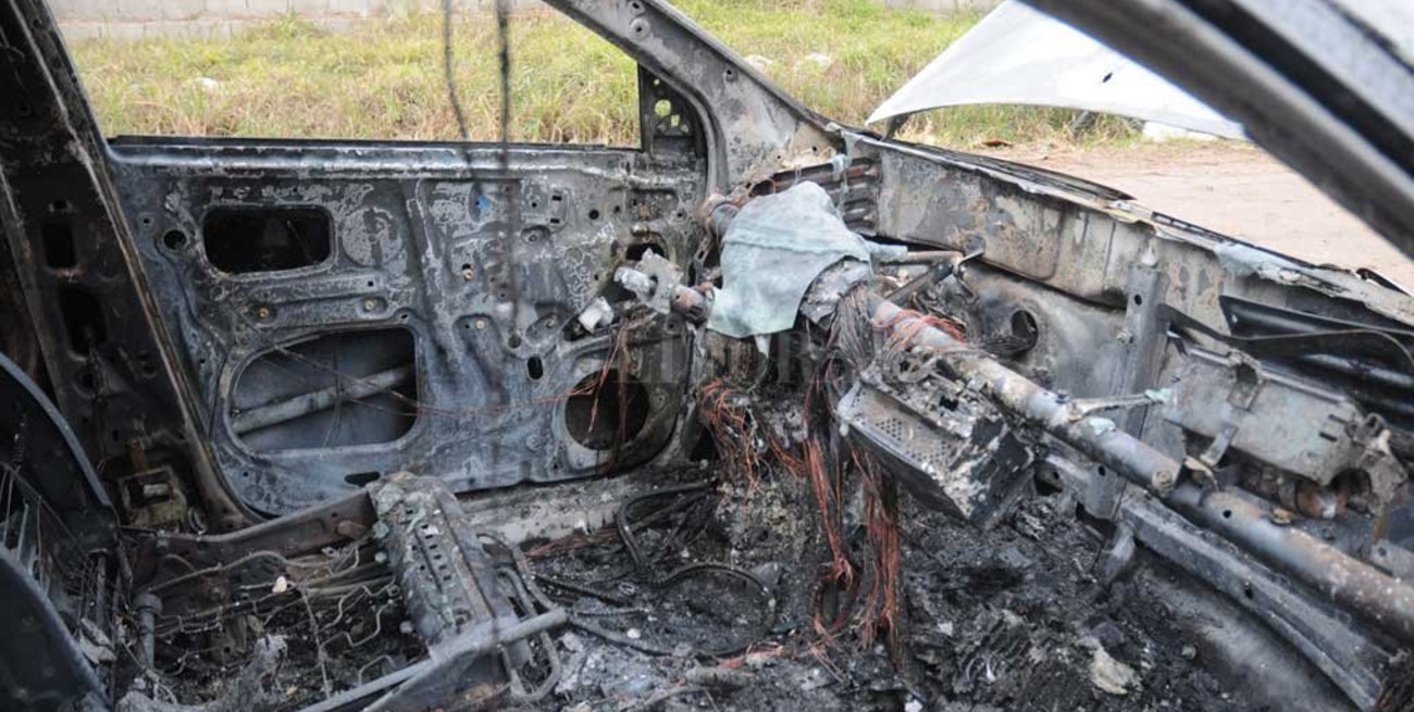Quemaron un auto en el noreste de la ciudad