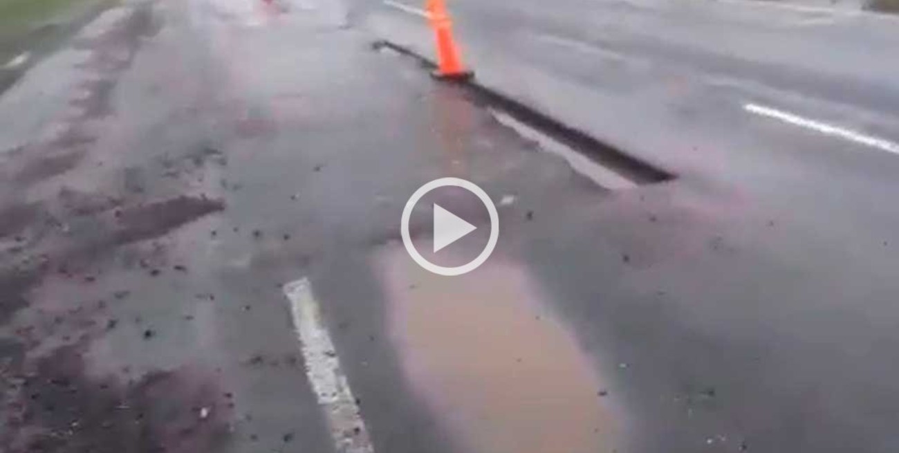 Varios vehículos rotos por un pozo en la Autopista Santa Fe - Rosario