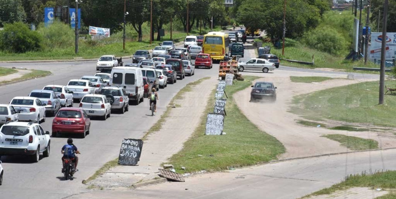 El carretero colapsado: largas colas y hasta una ambulancia contramano