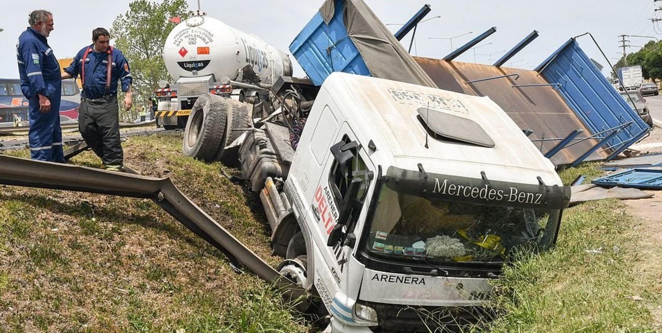 Choque de camiones, explosión y dos muertos en la Panamericana