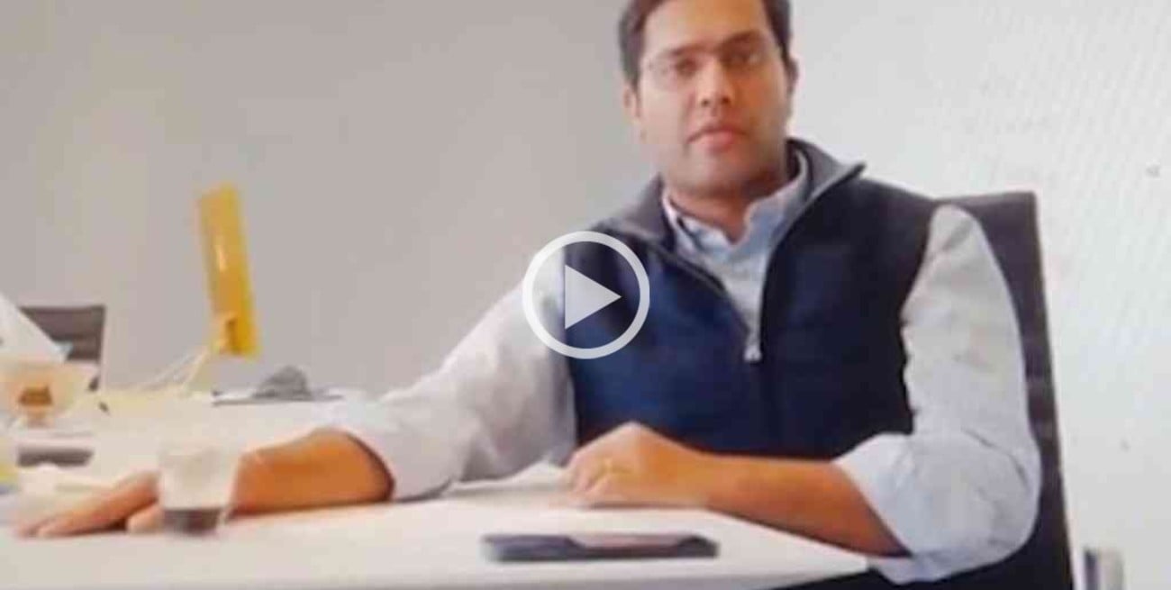 En apenas un minuto, convocó a 900 empleados a una reunión por Zoom y los despidió a todos