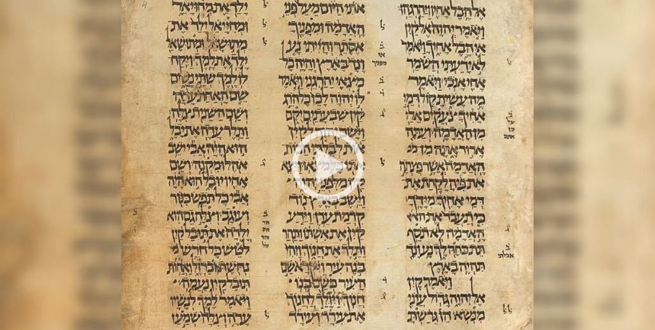 Un museo exhibe una biblia hebrea que tiene unos 1000 años de antigüedad