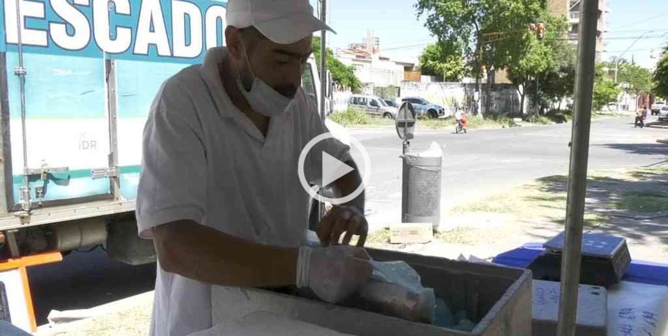Vuelve la venta de pescado de mar a precios populares en ferias de la ciudad de Santa Fe