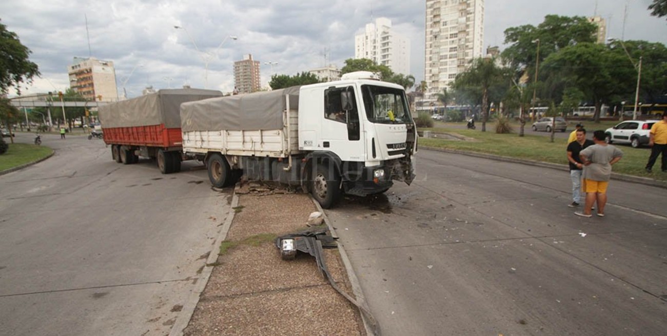 Se quedó sin frenos y chocó contra un poste de luz