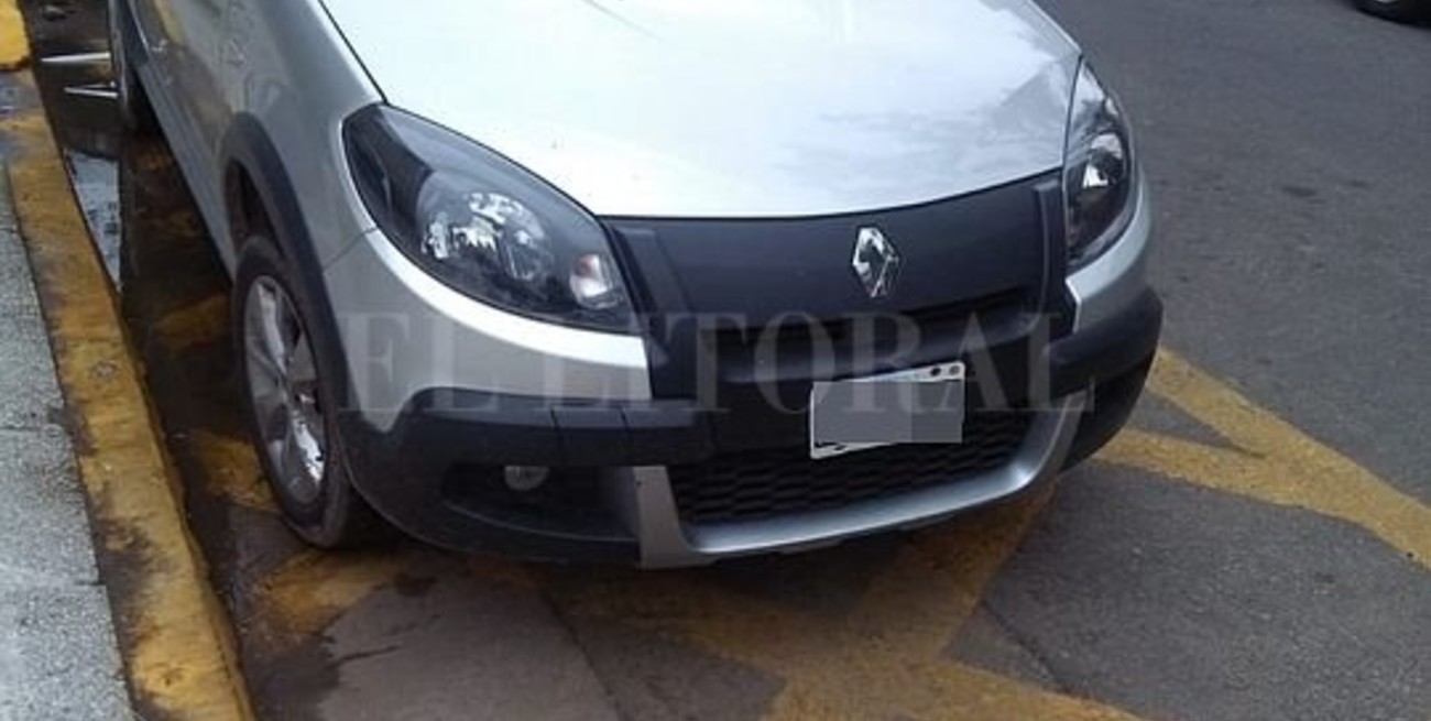 Otra vez un auto estacionado en el acceso de ambulancias del Cemafe