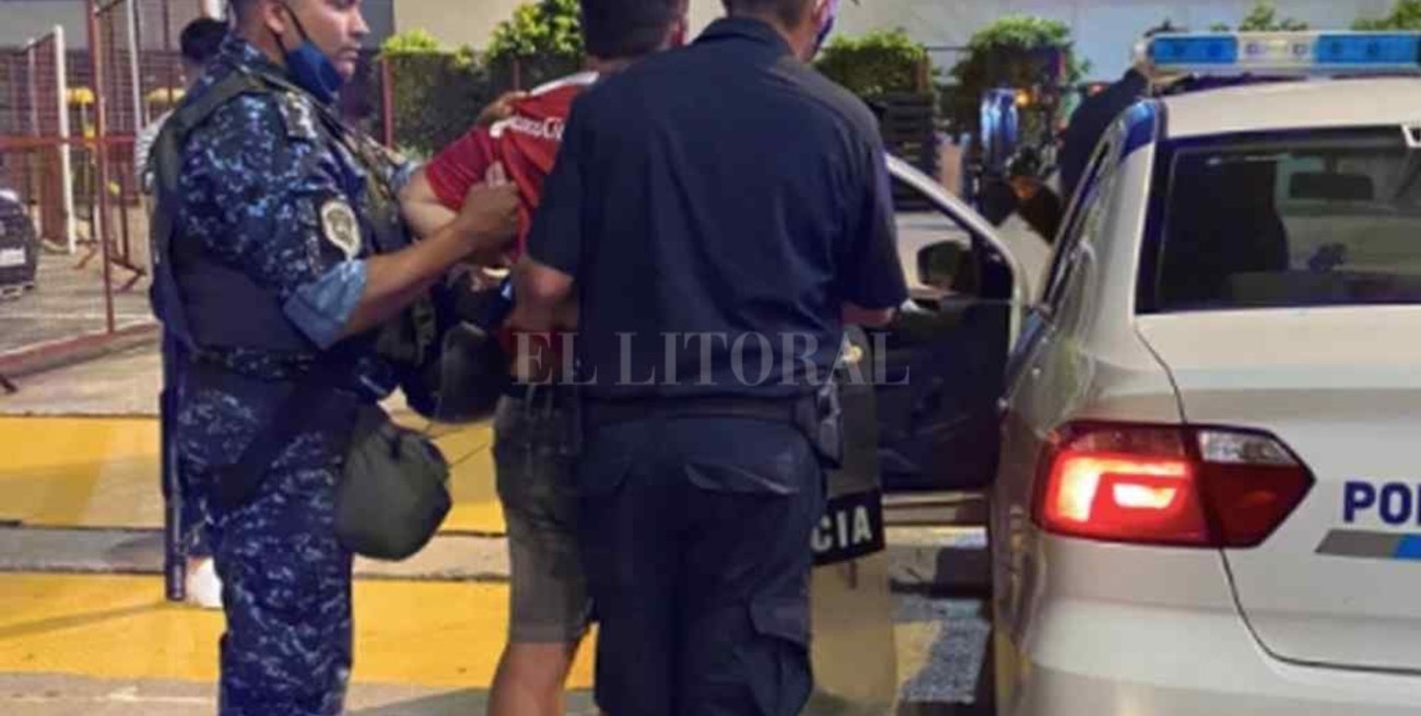 Un alto dirigente de Independiente se agarró a trompadas con un hincha 