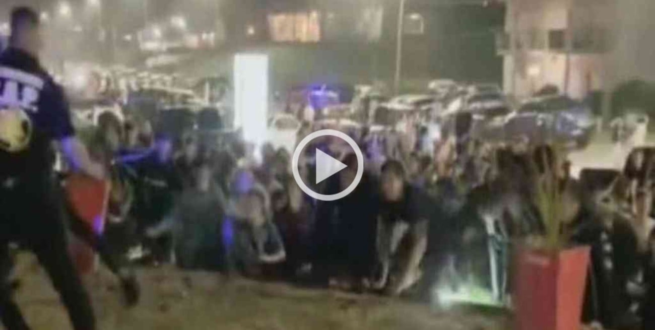 Video: cientos de jóvenes buscaron entrar a un boliche de Pinamar sorteando las vallas de seguridad