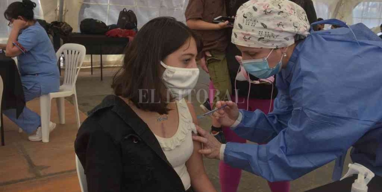 Covid: en la ciudad de Santa Fe, un 10% de la población aún "adeuda" su segunda dosis