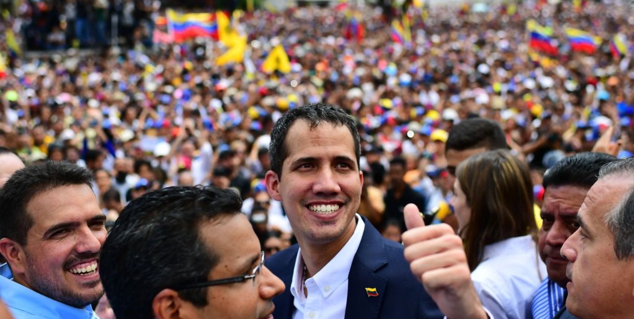 Guaidó anunció un paro de estatales para presionar a Maduro