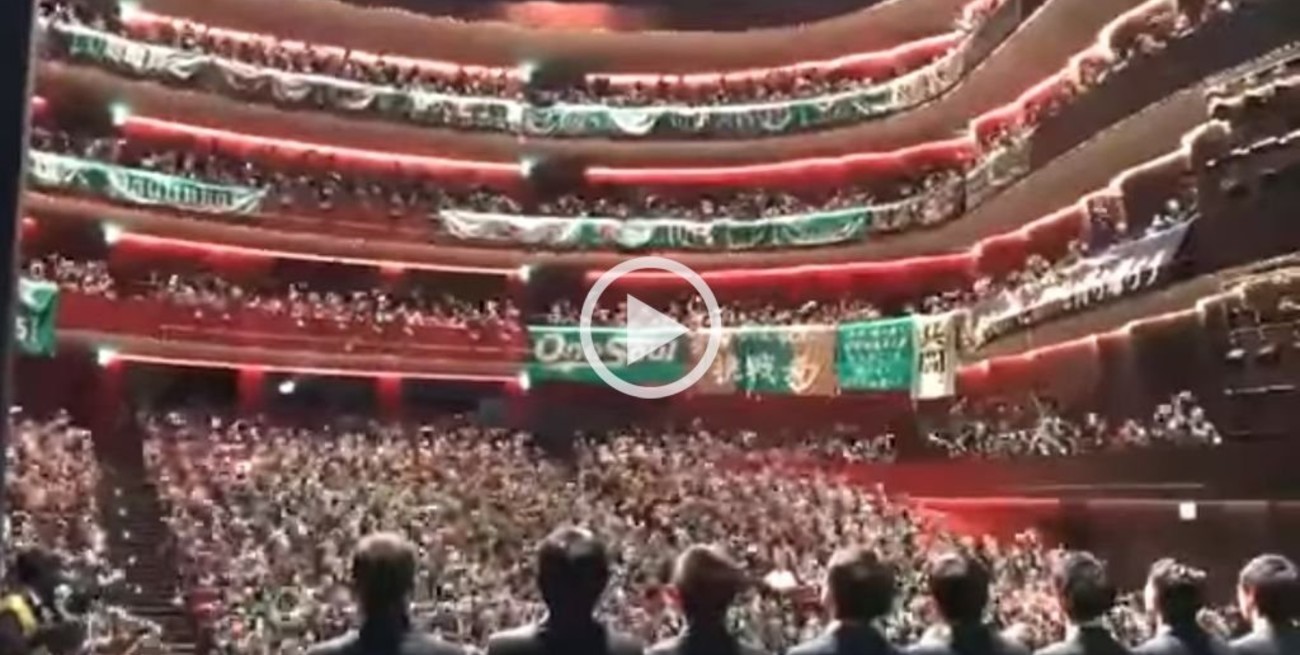 Un club japonés presentó a sus refuerzos al ritmo de la Mona Jiménez