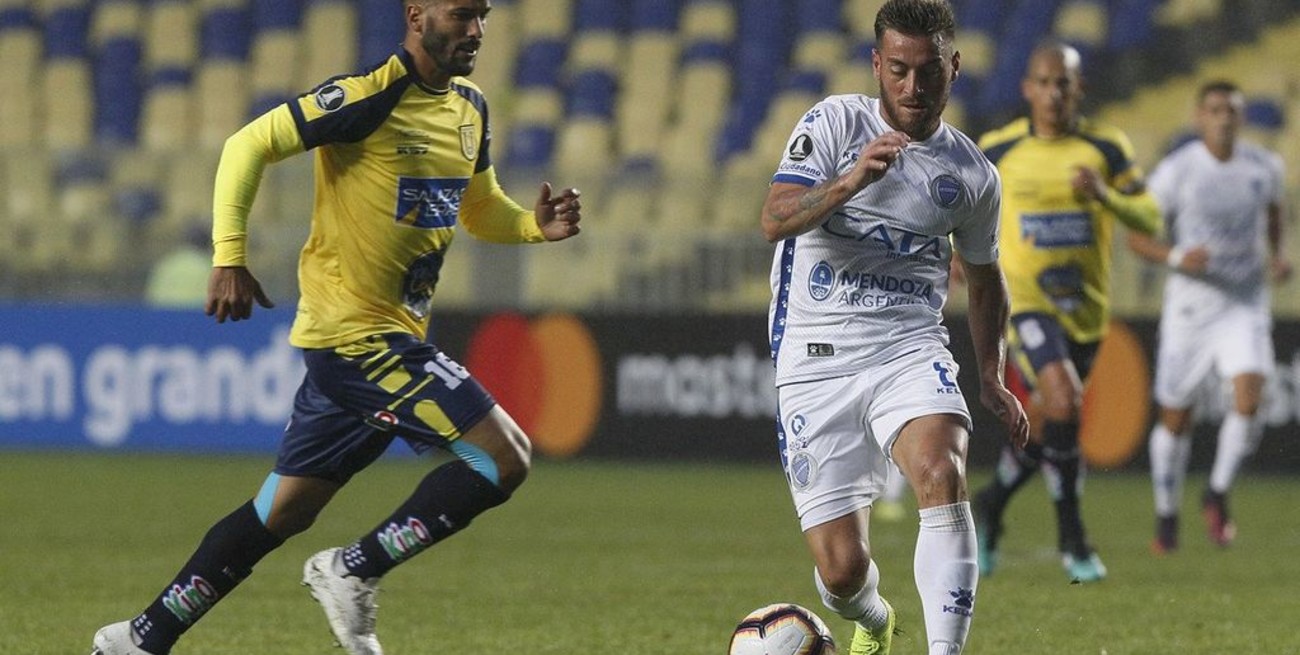 Godoy Cruz se llevó un empate que pudo ser victoria en Chile