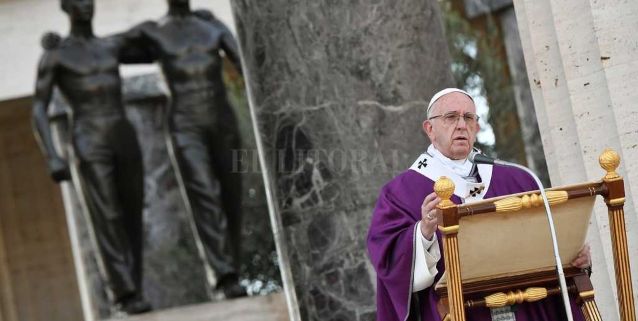 Francisco, contra los fieles, curas y obispos que sacan fotos durante las misas