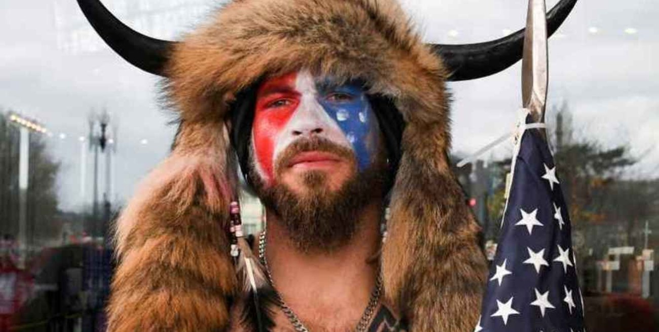 Tres años y medio de cárcel para Jacob Chansley, el "chamán" que asaltó el Capitolio