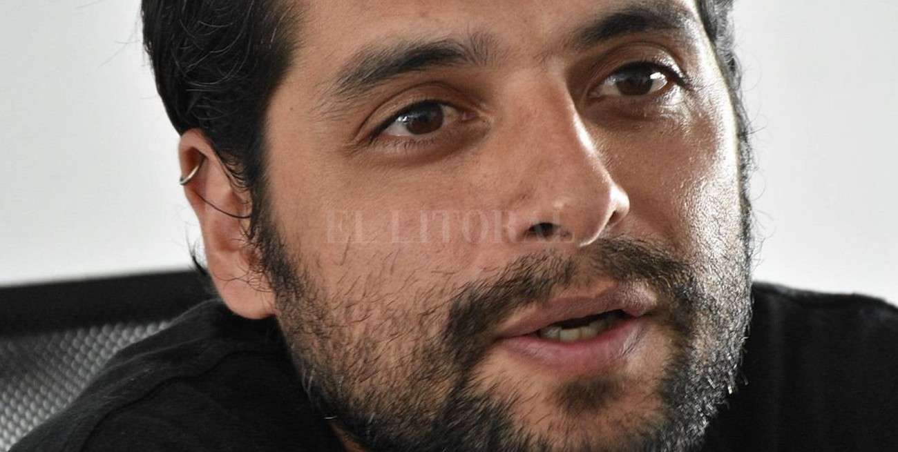 "Un reloj en el fondo del río": el fluir de los versos que detienen al tiempo