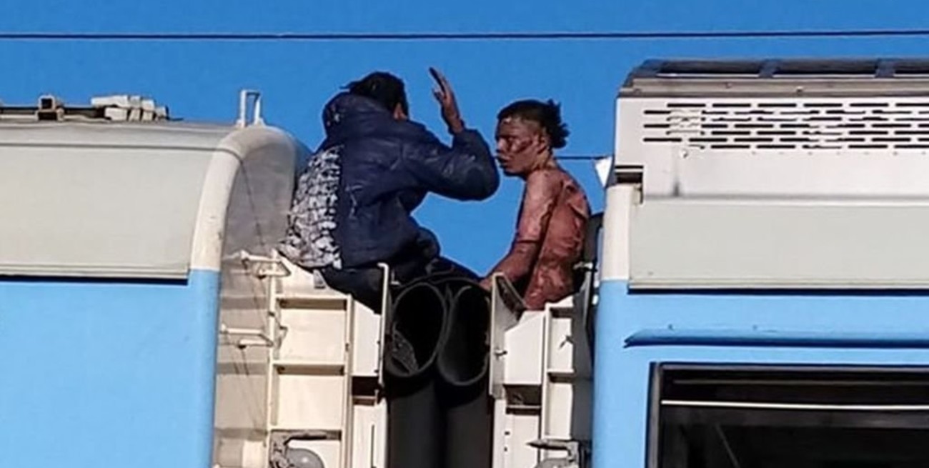 Dos pasajeros se subieron al techo de un tren y terminaron electrocutados