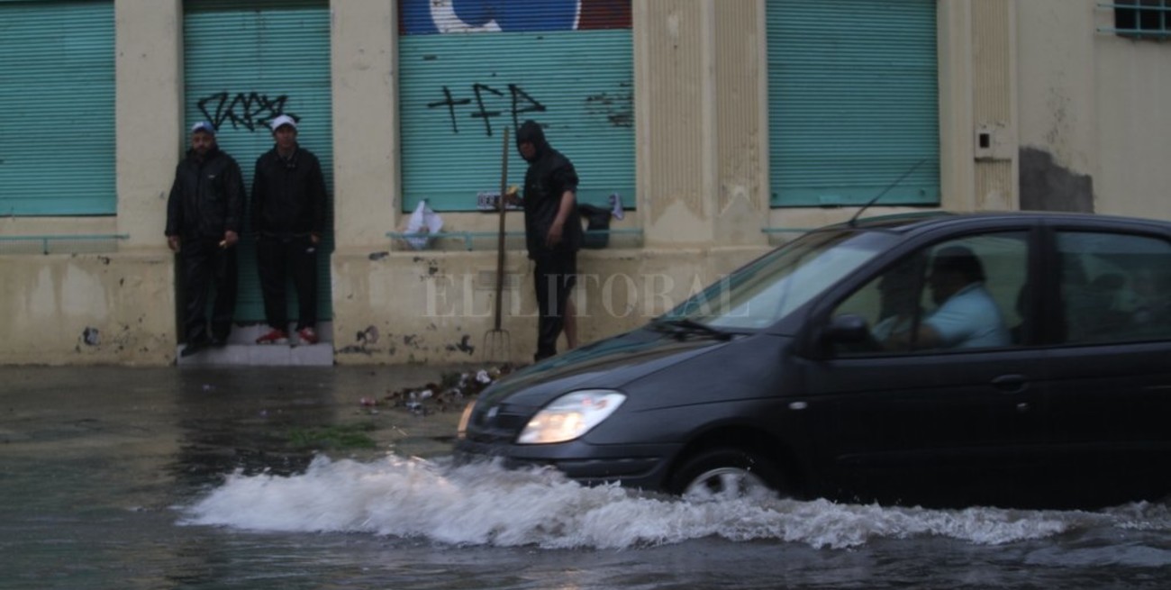 El temporal y un clásico: los autos que se quedan en el badén de Freyre y Eva Perón