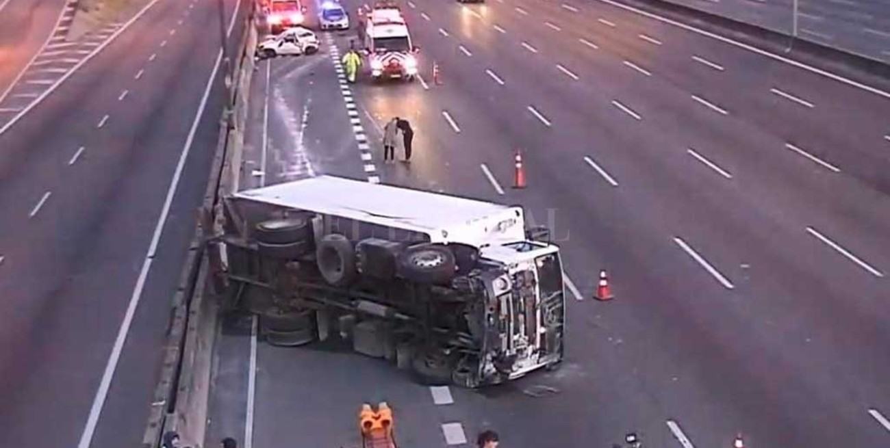 Camión chocó y volcó en la Av. Panamericana