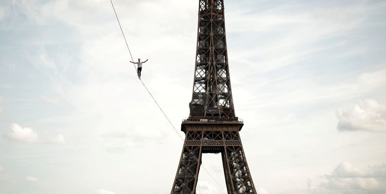 Un equilibrista cruzó el rio Sena en París sobre una cuerda a 70 metros de altura