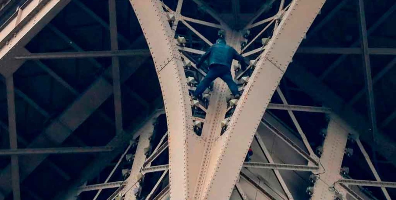 Evacuan la Torre Eiffel por un hombre que escala el monumento