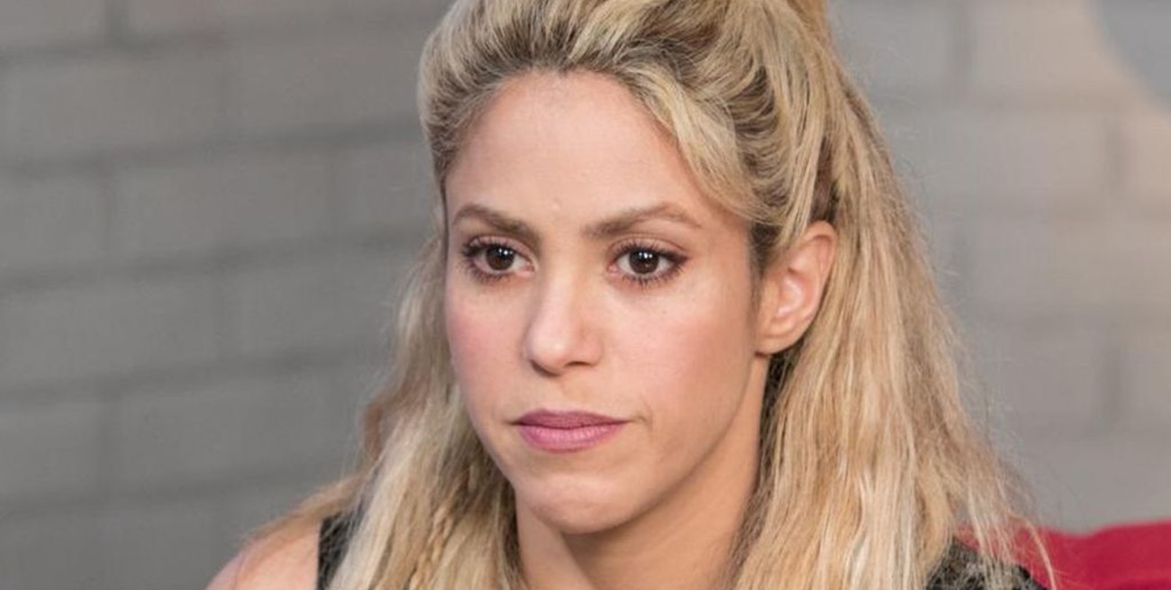 Shakira hace alcohol en gel en su fábrica de perfumes