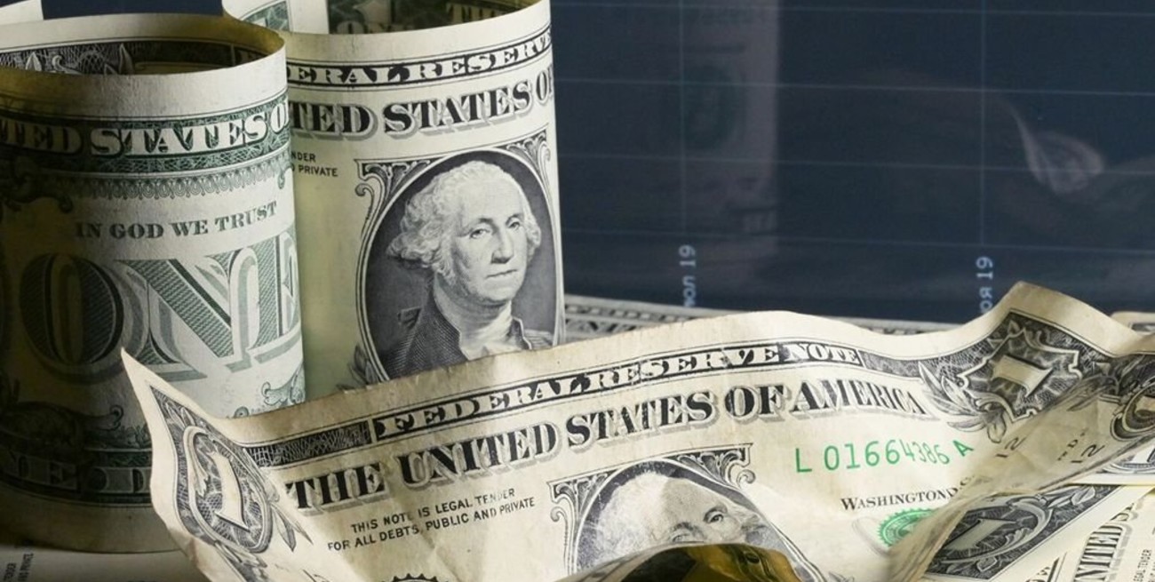 El dólar blue subió un peso y cerró a $ 215