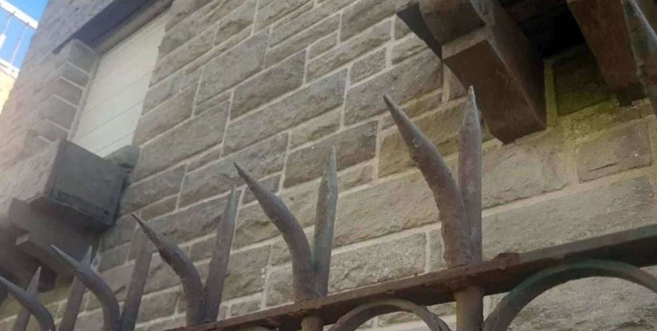Quiso saltar una reja para robar una casa y se clavó la punta en sus genitales