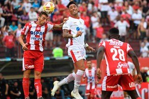 Archivo El Litoral Uno sí... el otro no. La imagen de un Huracán-Unión en las alturas, con los dos zagueros saltando en busca de la pelota. El colombiano Yeimar Pastor Gómez Andrade y el experimentado Bottinelli van por la marca. El moreno podrá volver el lunes contra Huracán pero a  Botti  la lesión lo saca hasta el año que viene.