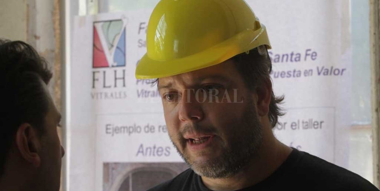 El santafesino que le devuelve la vida a los vitrales de todo el país 