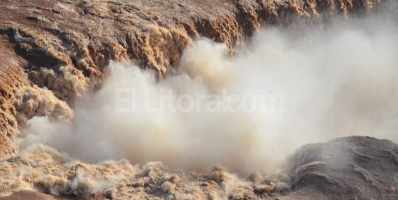 Un video muestra la crecida histórica por la que cerraron las Cataratas