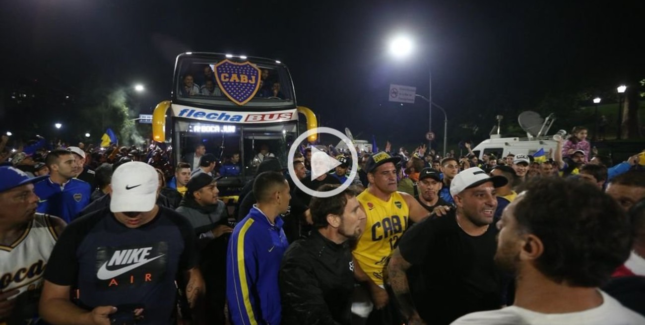 Polémico: La barra de Boca ayudó en el operativo para que el micro llegue a Ezeiza