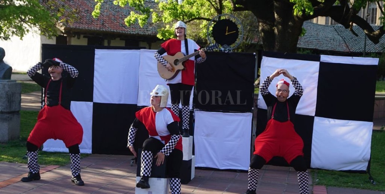 Estrenan obra de teatro callejero