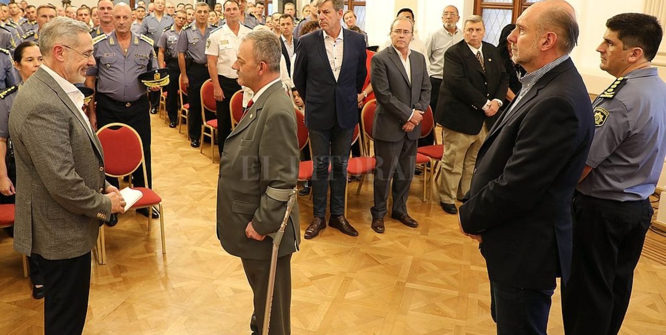 Perotti y Saín con la nueva conducción de la Policía
