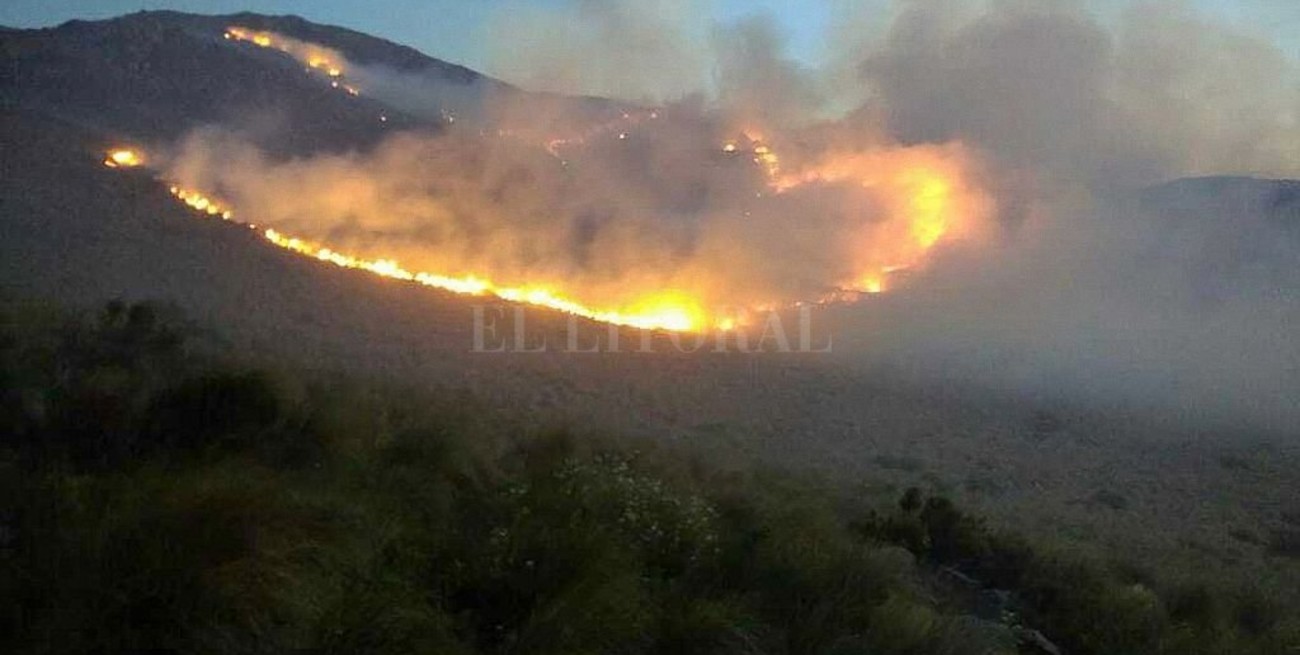 Envían helicópteros y aviones hidrantes para combatir incendios forestales en siete provincias