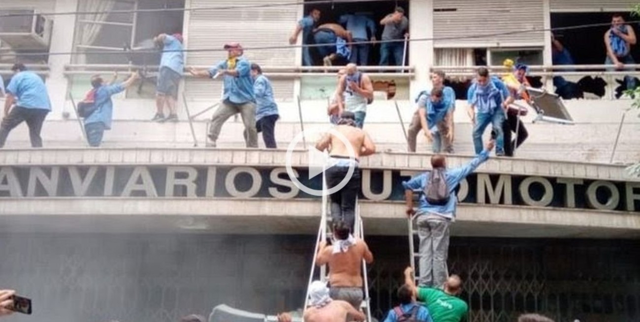 Una dura interna gremial en la UTA provocó destrozos y ocho heridos, uno de ellos grave