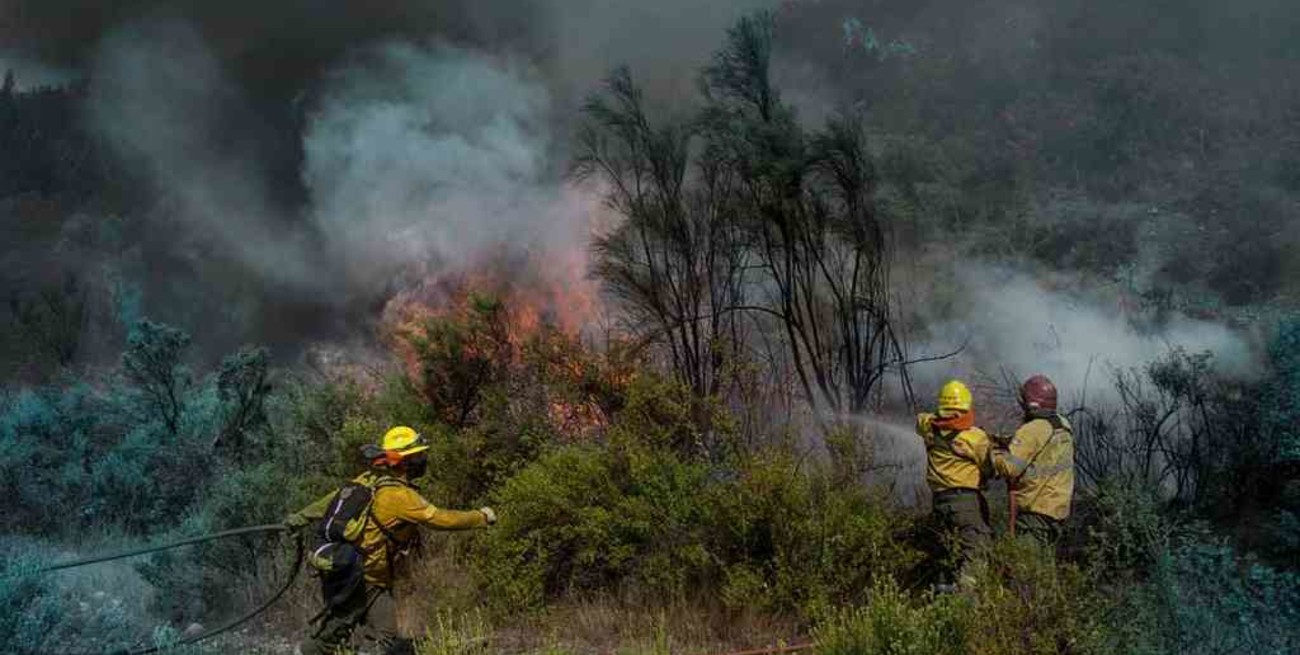 Permanece activo el foco de incendio forestal en Bariloche