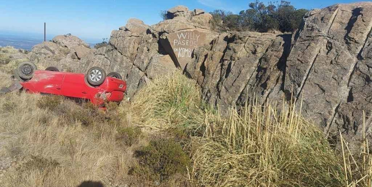 Descubrieron un auto dado vuelta con un hombre en su interior en las Altas Cumbres 