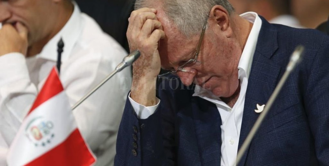 El presidente de Perú afronta este jueves un pedido de destitución en el Congreso 