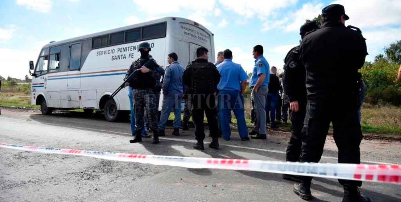 Emboscaron a un colectivo del Servicio Penitenciario: varios presos fugados y policías heridos