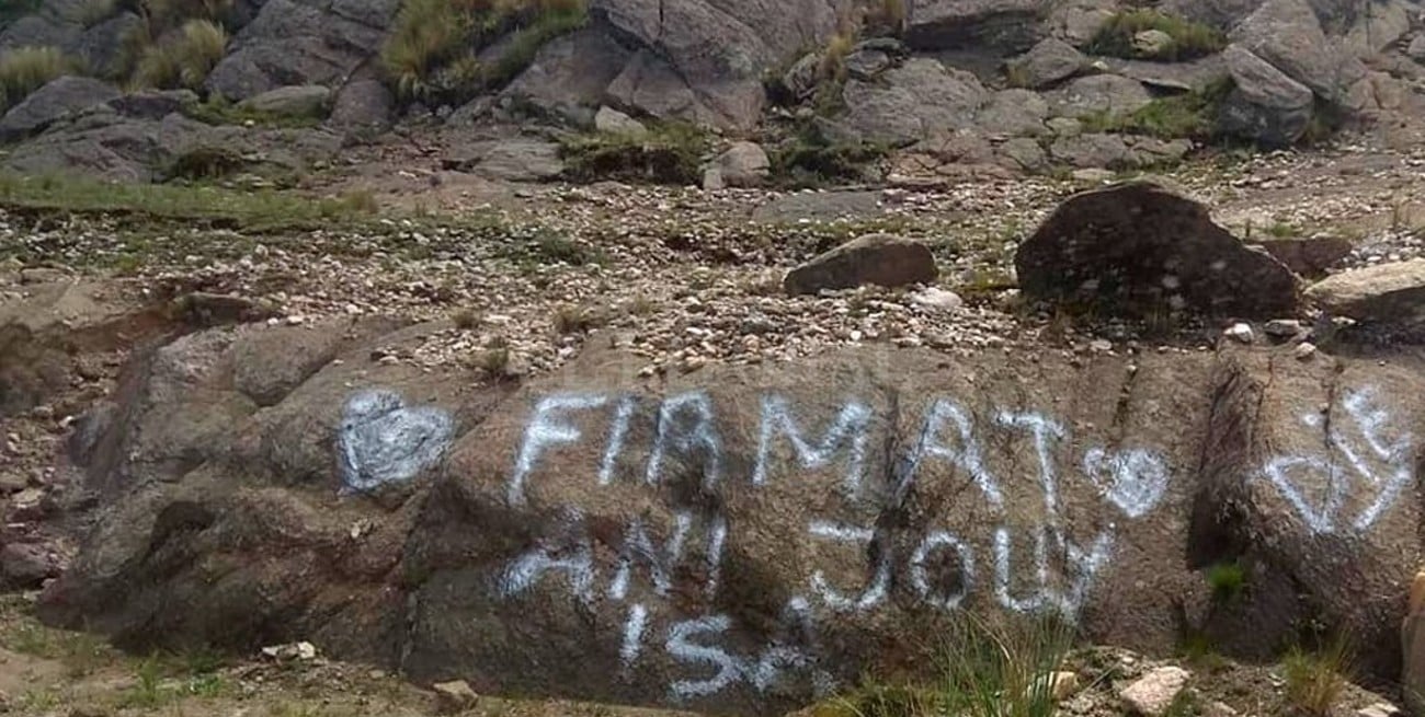 Indignación con santafesinos que grafitearon el Cerro Champaquí